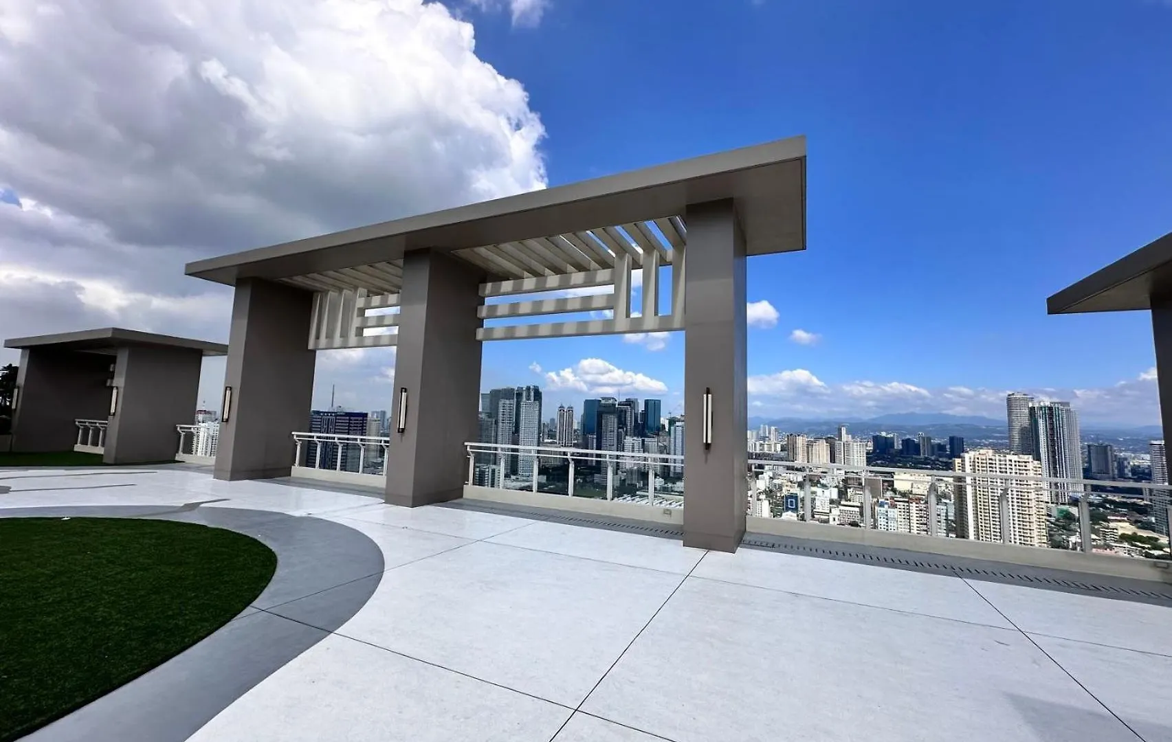 Blue Sky Viewing Apartment Manila